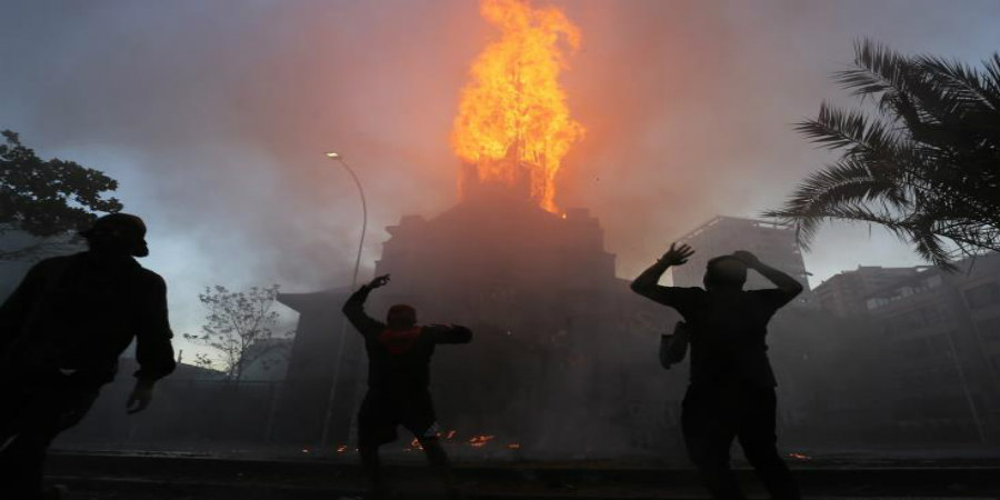 Επεισόδια, εμπρησμοί, δακρυγόνα στην πρώτη επέτειο των μαζικών κινητοποιήσεων στη Χιλή